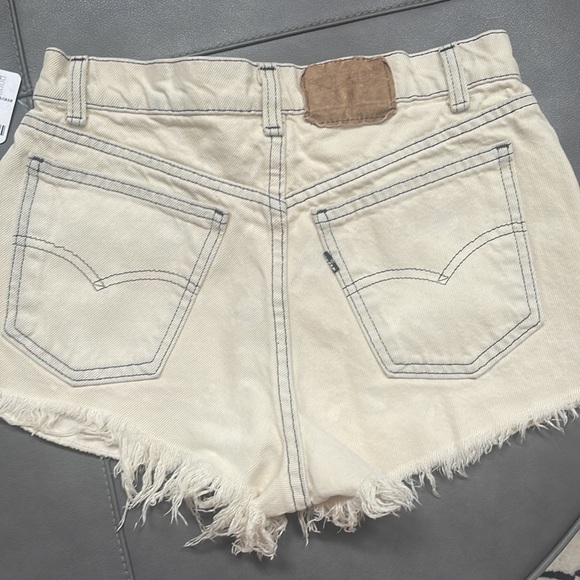 Urban Outfitters Levi’s Frayed Cream Jean Shorts NWT - Picture 3 of 4